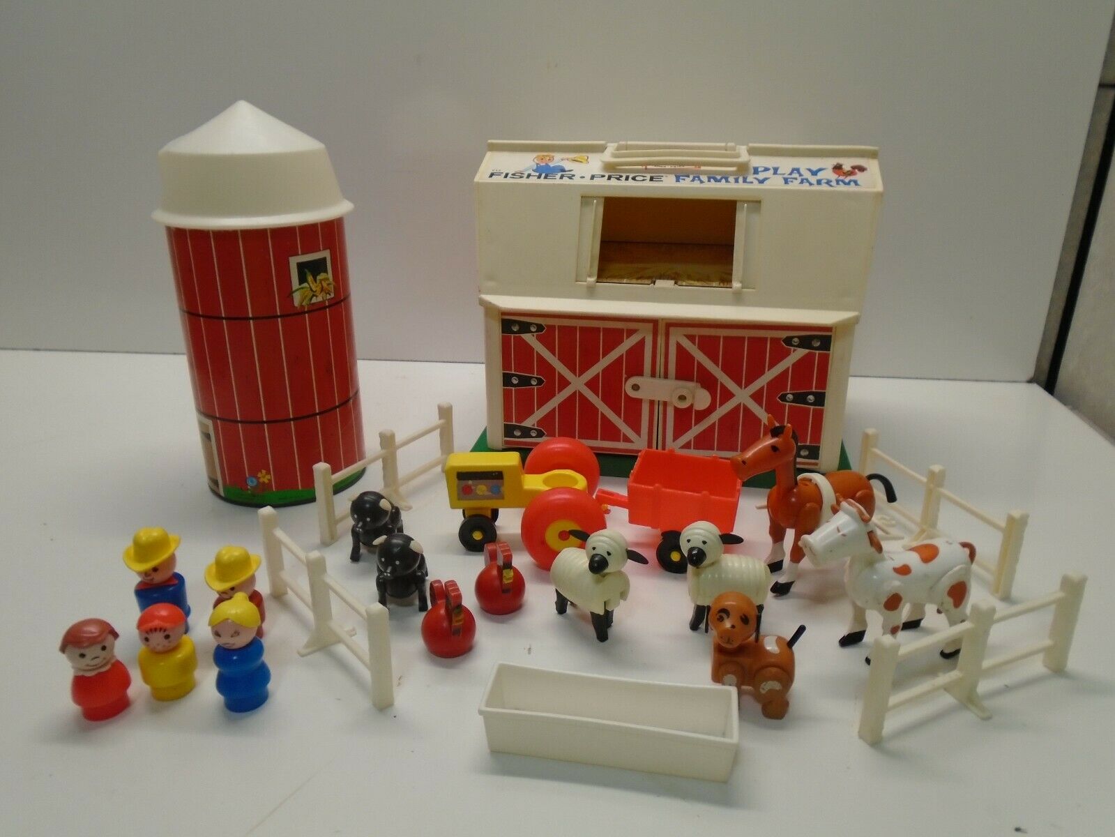 Vintage Fisher Price Little People Play Family #915 Farm & Silo